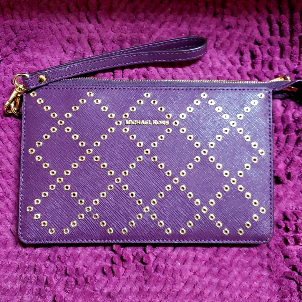 Micheal Kors Wristlet 👛 👜 💜